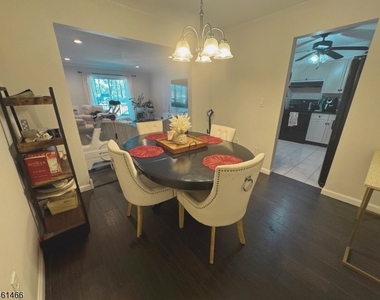 806 Eves Dr - Photo Thumbnail 2