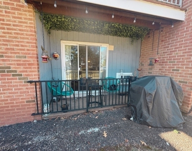 806 Eves Dr - Photo Thumbnail 7