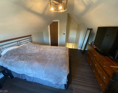 229 Thompson Ave - Photo Thumbnail 9