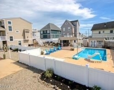 207 Ceylon Avenue - Photo Thumbnail 2