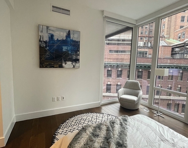 East 44th Street - Photo Thumbnail 6