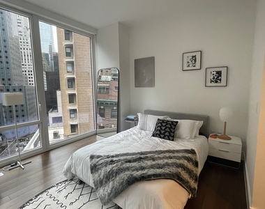 East 44th Street - Photo Thumbnail 3