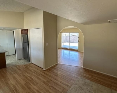 1643 W Muriel Drive - Photo Thumbnail 5