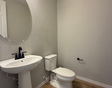 5618 N 87th Drive - Photo Thumbnail 9