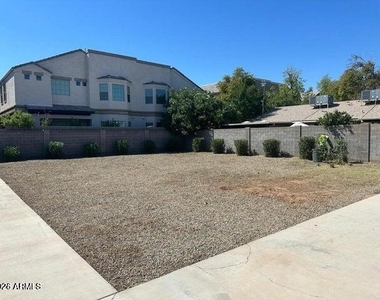 3032 N 34th Street - Photo Thumbnail 5