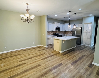 13394 N 151st Drive - Photo Thumbnail 3