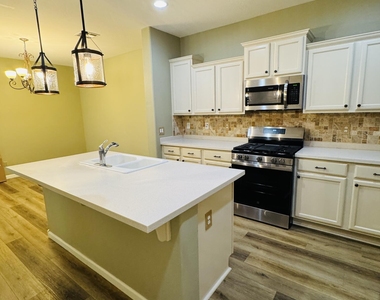 13394 N 151st Drive - Photo Thumbnail 7