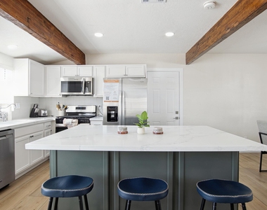 2929 N 55th Place - Photo Thumbnail 4