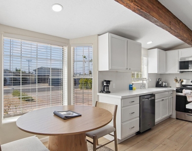 2929 N 55th Place - Photo Thumbnail 2