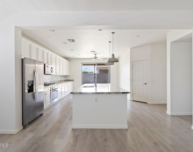 21451 W Palm Lane - Photo Thumbnail 8