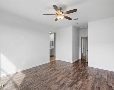 21451 W Palm Lane - Photo Thumbnail 2