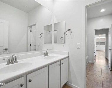 21451 W Palm Lane - Photo Thumbnail 11