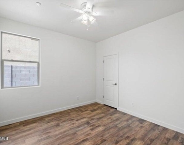 21451 W Palm Lane - Photo Thumbnail 15