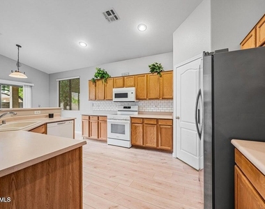 9231 W Salter Drive - Photo Thumbnail 18