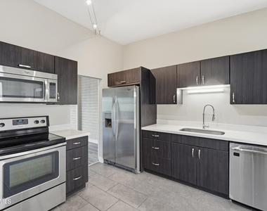 6116 N 12th Place - Photo Thumbnail 3