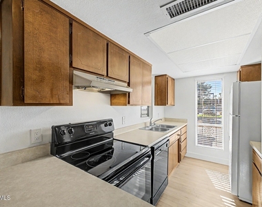 5207 S Hazelton Lane - Photo Thumbnail 9