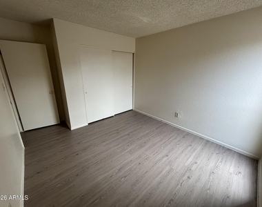2652 E Oakleaf Drive - Photo Thumbnail 18