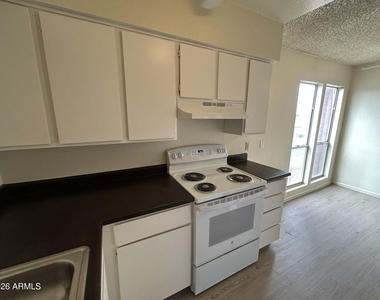 2652 E Oakleaf Drive - Photo Thumbnail 13