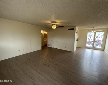 2652 E Oakleaf Drive - Photo Thumbnail 8
