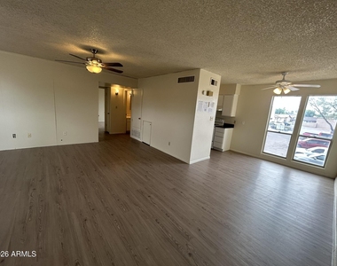 2652 E Oakleaf Drive - Photo Thumbnail 4