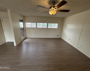 2652 E Oakleaf Drive - Photo Thumbnail 5
