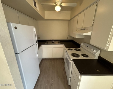 2652 E Oakleaf Drive - Photo Thumbnail 12