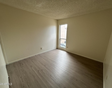 2652 E Oakleaf Drive - Photo Thumbnail 17