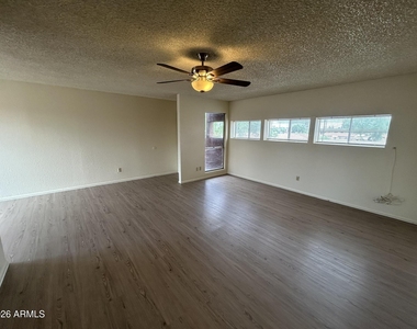 2652 E Oakleaf Drive - Photo Thumbnail 6