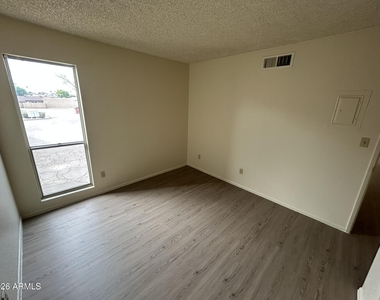 2652 E Oakleaf Drive - Photo Thumbnail 19