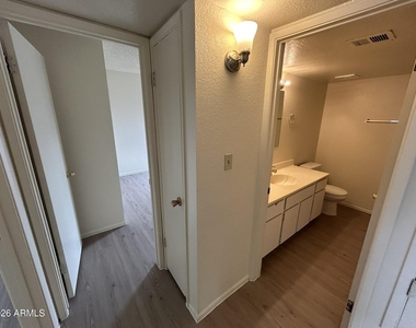 2652 E Oakleaf Drive - Photo Thumbnail 16