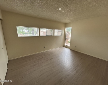 2652 E Oakleaf Drive - Photo Thumbnail 20