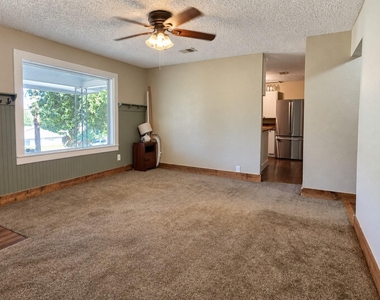 636 E Columbia Drive - Photo Thumbnail 2