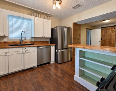 636 E Columbia Drive - Photo Thumbnail 5