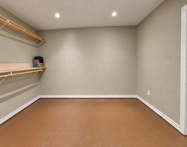 636 E Columbia Drive - Photo Thumbnail 10
