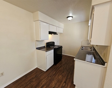 3125 Tudor Lane - Photo Thumbnail 8