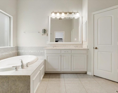 2710 Westpoint Drive - Photo Thumbnail 18