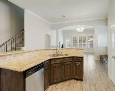 2710 Westpoint Drive - Photo Thumbnail 12