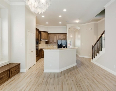 2710 Westpoint Drive - Photo Thumbnail 9
