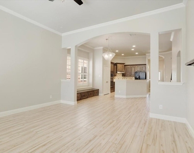 2710 Westpoint Drive - Photo Thumbnail 6