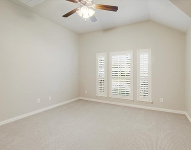 2710 Westpoint Drive - Photo Thumbnail 15