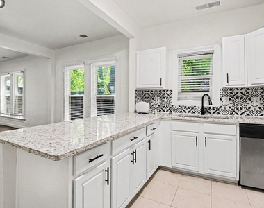 915 Annex Avenue - Photo Thumbnail 9