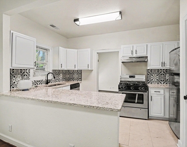 915 Annex Avenue - Photo Thumbnail 13