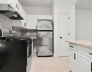 915 Annex Avenue - Photo Thumbnail 11
