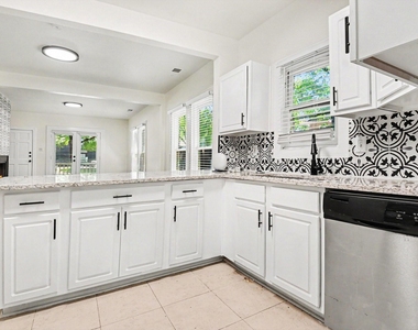 915 Annex Avenue - Photo Thumbnail 12