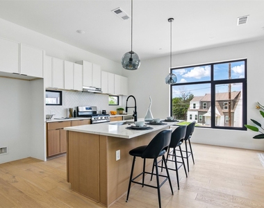 430 E 8th - Photo Thumbnail 6