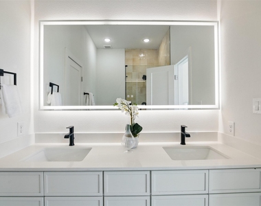 430 E 8th - Photo Thumbnail 20