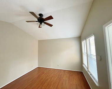 1910 Wilshire Drive - Photo Thumbnail 23