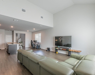 2421 Dahlia Drive - Photo Thumbnail 11