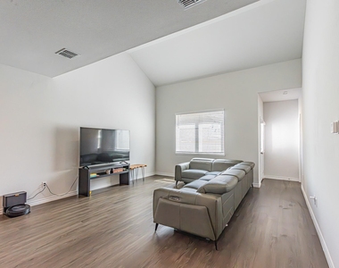 2421 Dahlia Drive - Photo Thumbnail 8