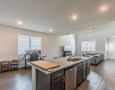 2421 Dahlia Drive - Photo Thumbnail 3